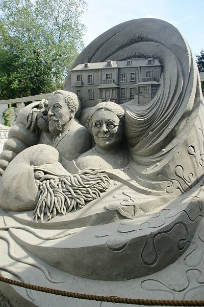 AR01.JPG - Mooi scherp en goed belicht dit zandsculptuur. Alleen had de witbalans iets warmer gemogen. Ondanks de zon had bewolkt denk ik een wat mooiere kleurweergave gegeven.