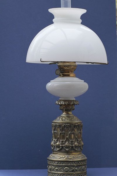 AF02.jpg - Als je de lamp bewust uit het midden wil fotograferen, had ik iets meer ruimte er omheen genomen, en in ieder geval de boven en onderkant helemaal in beeld genomen. Belichting is weer heel mooi en gelijkmatig.