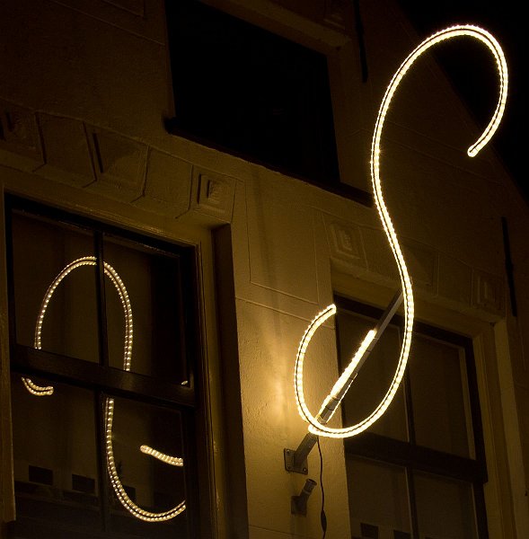 AG03.jpg - Hier een duidelijk verschil wat -1 stop belichting kan doen in 1 foto. De originele verlichting is duidelijk te licht. Maar bij het spiegelbeeld wat doordat er maar de helft wordt terug gekaatst (dus -1 als het ware) zijn de individuele lampjes juist goed zichtbaar.