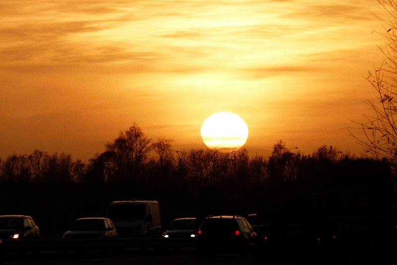 AJ01.JPG - Een hele grote "natuurlijke lamp" met de autolampen er onder. Een sfeervolle foto die voor de sfeer exact de goede belichting heeft.