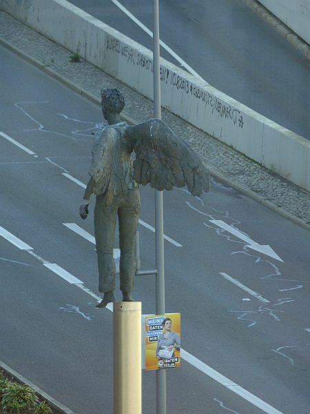 AB01.JPG - Een stukje straat van bovenaf. Hij is wat scherpte en belichting betreft goed. Alleen denk ik had hier een handmatige witabalns instelling op bewolkt een iets minder koel (blauwig) beeld hebben gegeven.