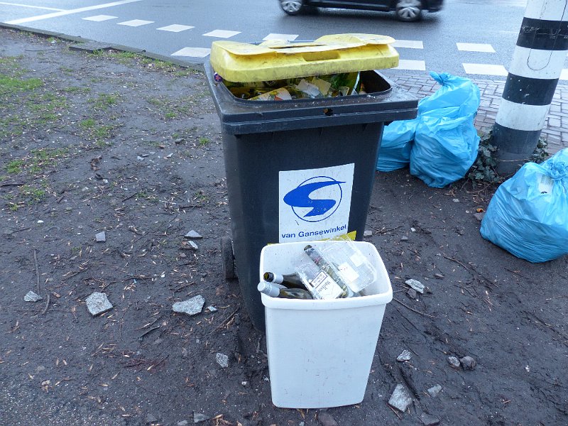 AB03.JPG - Een stukje rommelige straat. Ook weer goede belicht en een juiste scherpte. Ik zou er alleen voor hebben gekozen om ook nog iets meer van de straat zelf op de foto te hebben gezet. Ook bij deze foto had een andere witbalans instelling (vermoedelijk ook bewolkt) het weer iets minder blauw gemaakt.