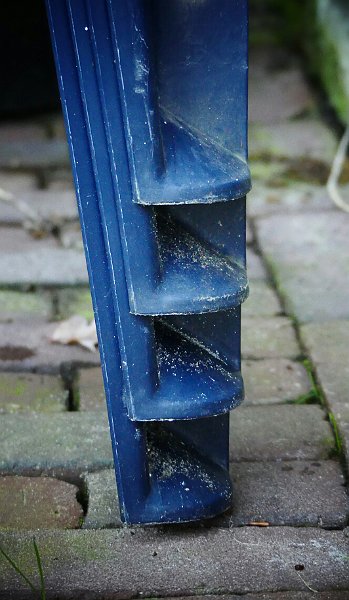 AB01.jpg - Mooi een klein detail maar onderdeel van een stapel tuinstoelen.