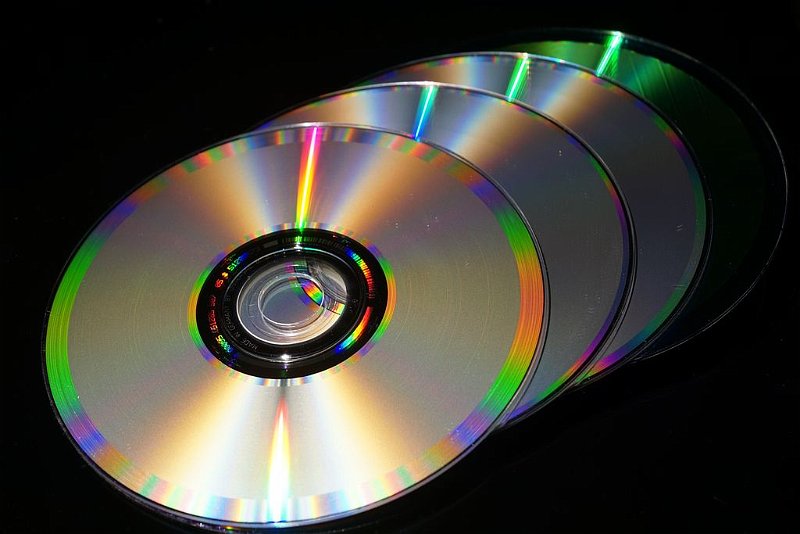 AK03.JPG - Een heel kleurige stapel. Door met de hoek van het opvallende licht te spelen op de CD's kan je prachtige kleuren vastleggen.