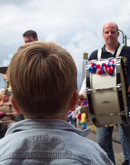 AH01.jpg - Door het scherpe hoofd van het kind en de onscherpe muziant wordt de aandacht van het kind voor de muziekant heel goed in beeld gebracht.