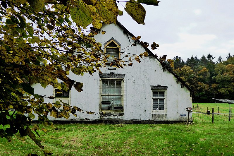 AK02.jpg - "Toepasselijke" naam van deze boerderij. Bouwlust. Maar Heerlijk vervallen is hij wel. Goede belichting en scherpte. Ik had de compositie iets aangepast zodat de boom iets minder aan de linkerkant zou bedekken.