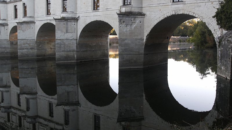 AG02.jpg - Mooi die weerspiegelingen van al die rondingen in het water.