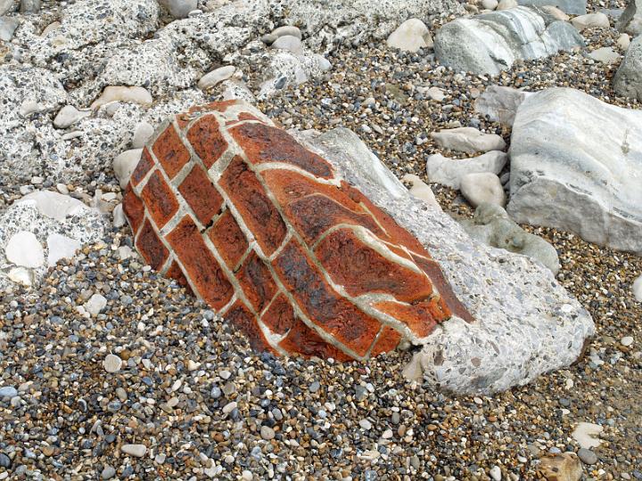 AE02.jpg - Een mooi voorbeed wat het altijd bewegende zeewater met een brok baksteen doet. Ook bij deze foto had ik iets geprobeerd met een wat lager camerastandpunt.