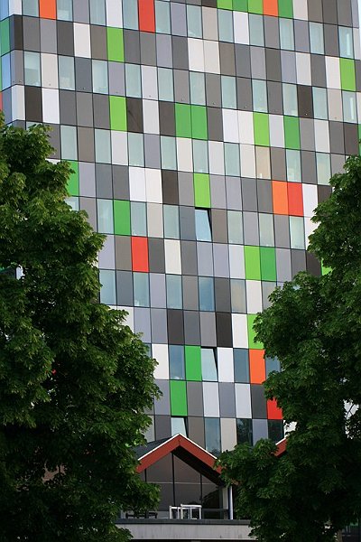 AB02.JPG - De 2 groene bomen vormen een sterk contrast met het gebouw daardoor heel fraai.