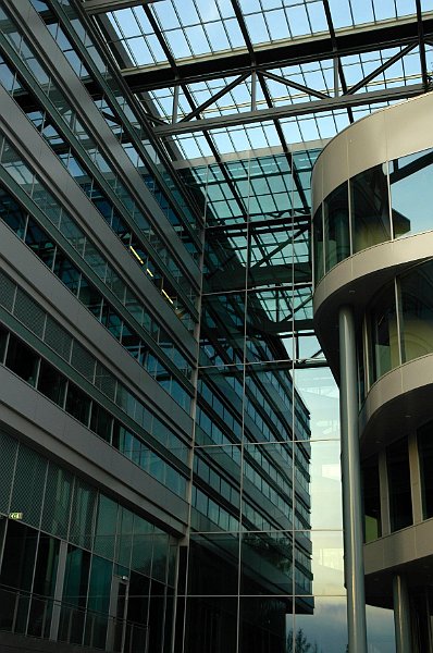 AF02.jpg - Heel mooi gebruik gemaakt van de weerspiegeling van het gebouw in de ramen.