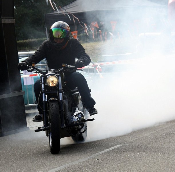 AG01.jpg - Aktie zit er hier duidelijk in alleen had er iets ( +0.7 ) belichtings correctie gebrukt mogen worden. Nu zit er door de grote hoeveelheid witte rook net iets te weinig detail in de motorrijder zelf.