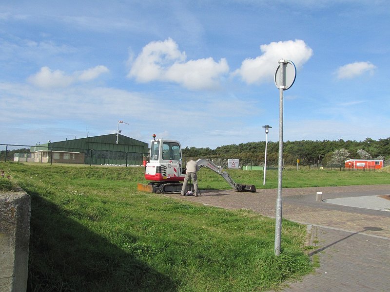 AK03.JPG - Het werk in uitvoering hier is een "collega" fotograaf. Deze had wel iets meer ingezoomd mogen worden. Er is hier veel in beeld wat niet iets toevoegd aan de foto.