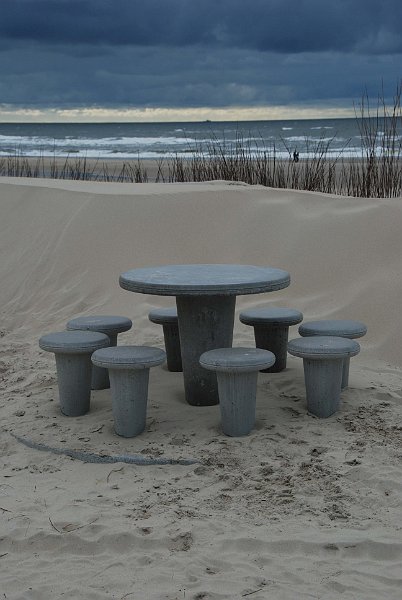 AI03.jpg - Leuk deze zitgroep met 9 elementen. De zee en de wolken er achter zijn zeker ook wel een aantal foto's waard.