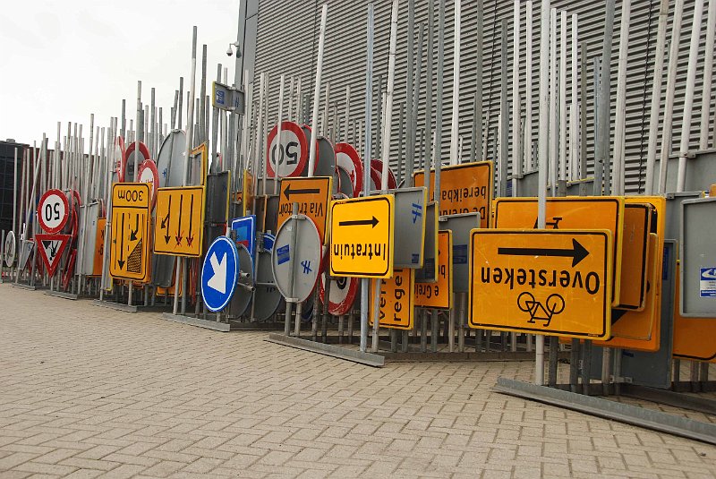 AH01.JPG - Borden uitverkoop! Je had ze hier voor het uitzoeken. Goed belicht. Alleen had ik hier geprobeerd iets aan het camerastandpunt te doen, want zowel de borden al het er achter staande gebouw hebben de neiging om iets achterover te hellen. (Of natuurlijk een stukje perspectief correctie in Photoshop. Dat onderandere leer je in cursus F20 die start weer in november. Er zijn nog een paar plaatsen beschikbaar.) Je zou overigens deze foto nog eens moeten maken tegen de schemering of op een zeer donkere dag. Dan met gebruik van je ingebouwde flits. (Let op! De flitsbelichting wel corrigeren naar -2!!)