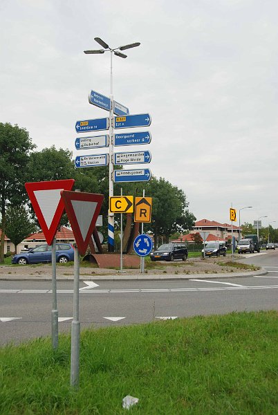 AH03.JPG - Een heel woud van borden. Een lastige qua belichting met die relatief felle lucht er boven. Maar door hier in plaats van matrixmeting gebruik te maken van meting met nadruk op het midden (geen spotmeting) had het bijna zeker zonder belichtingscorrectie in een keer goed geweest.