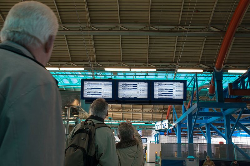 AM03.JPG - De borden zijn duidelijk en ook hier doordat er ook mensen staan te kijken is het niet alleen maar de borden, maar wordt er weer een heel verhaal verteld door die ene foto. Best moeilijke lichtomstandigheden, maar hij is heel goed belicht.