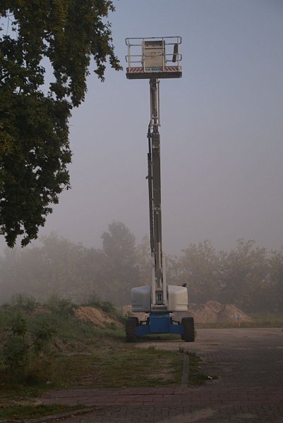 AR02.jpg - Door het licht en de nevel wat weinig contrast, maar de sfeer wordt daardoor wel juist weergegeven. Goed belicht en juiste scherpte. Door de takken links ook weer wat extra diepte in de compositie.