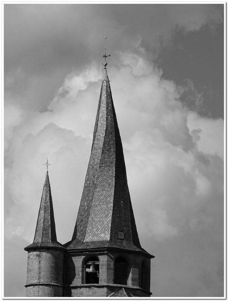 AJ01.jpg - Wat een lucht achter de toren! Ook weer hele mooie grijstinten. Goede belichting en scherpte.