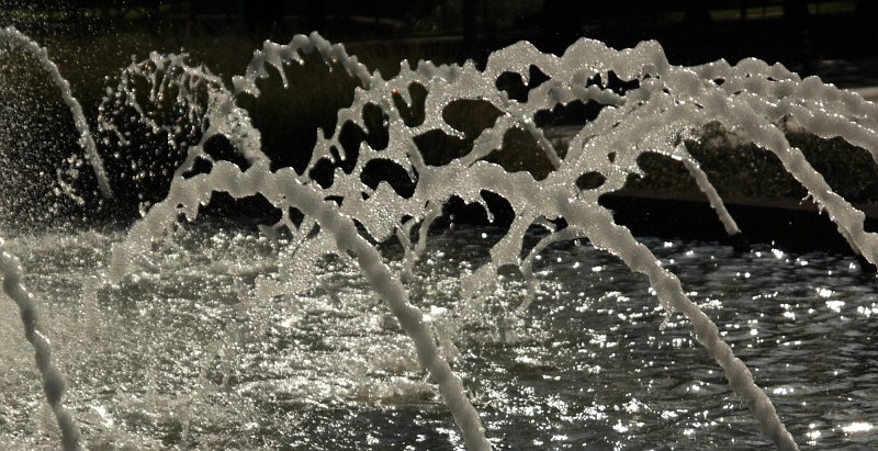 AP02.jpg - Ook deze foto van de waterstralen van een fontein lijken een zwart/wit foto maar het is een kleuren opname met nagenoeg alleen zwart en wit