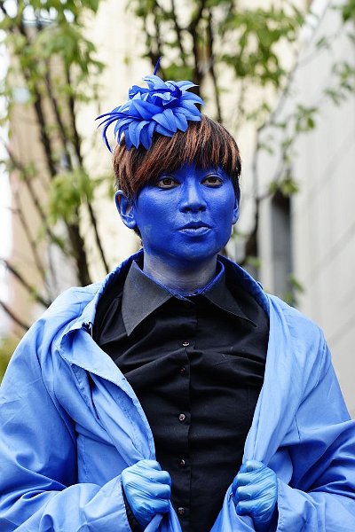 AB01.JPG - Hoe blauw wil je het? In eerste instantie dacht ik dat het beeld wel wat meer op het gezicht had mogen worden ingezoomd. Maar na nog eens goed kijken is de uitsnede juist gekozen. Die handen met blauwe handschoenen maken het beeld compleet.