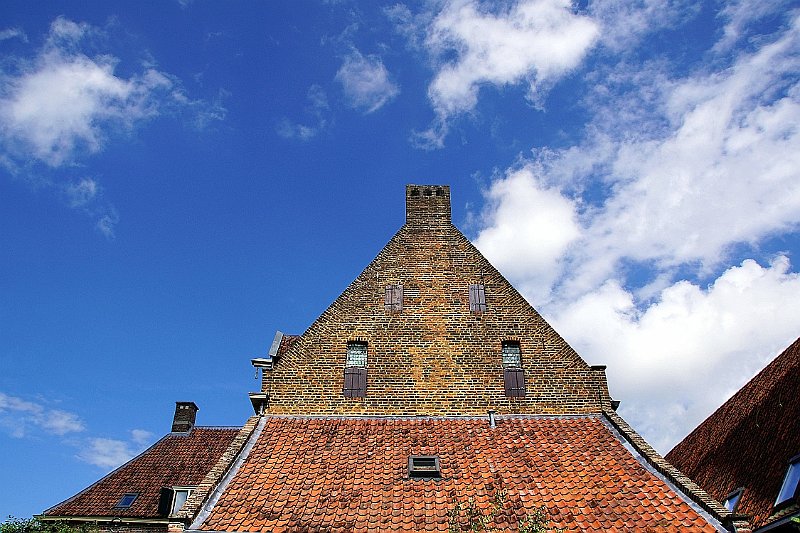 AD03.jpg - Een mooie combinatie. Door de gevel en het dak van het huis wordt het blauw van de lucht nog extra benadrukt.