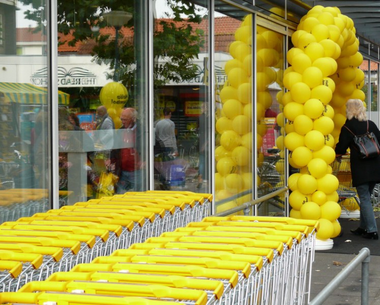 AE03.jpg - Geel is er genoeg te vinden bij de nieuwe supermarkt van Jumbo in Leusden.