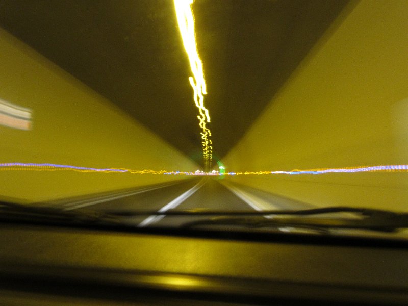 AJ01.JPG - Ondanks het niet scherpe beeld een sterke foto. Je begrijpt direct dat deze vanuit een rijdende auto is genomen.