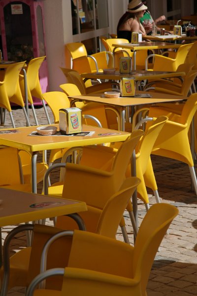 AO03.jpg - Geler kan dit terras bijna niet. Goede compositie dat de stoelen van links onder naar rechts boven in beeld staan. En ook de belichting is helemaal in orde.